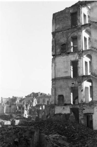 Italia Dopoguerra. Milano - piazza Vetra - Scorcio tra i resti di alcuni edifici sventrati dalle bombe