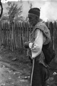 Viaggio in Jugoslavia. Yaitze: anziano pastore nei pressi di una staccionata