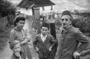 Viaggio in Jugoslavia. Yaitze: famiglia contadina nei pressi della propria abitazione