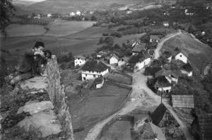 Viaggio in Jugoslavia. Yaitze: veduta aerea del borgo