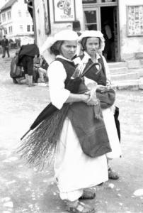 Viaggio in Jugoslavia. Yaitze: coppi di donne bosniache in costume locale si aggirano per il mercato