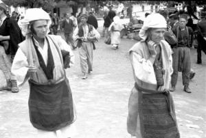 Viaggio in Jugoslavia. Yaitze: coppia di donne bosniache si aggira per il mercato