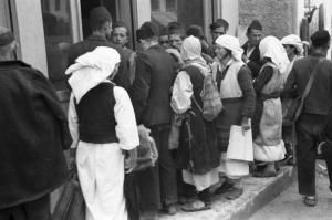 Viaggio in Jugoslavia. Yaitze: fila di persone in attesa di acquistare la merce davanti ad un esercizio commerciale