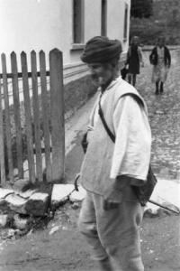 Viaggio in Jugoslavia. Yaitze: un anziano pastore bosniaco in posa nei pressi del mercato