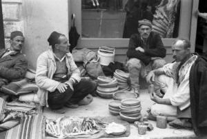 Viaggio in Jugoslavia. Yaitze: un gruppo di artigiani seduto a margine della propria bottega nella zona del mercato