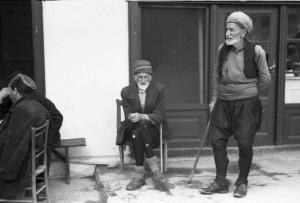 Viaggio in Jugoslavia. Yaitze: coppia di anziani abitanti in costumi locali nei pressi del mercato