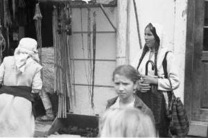 Viaggio in Jugoslavia. Yaitze: donna con fanciulla nei pressi di un magazzino