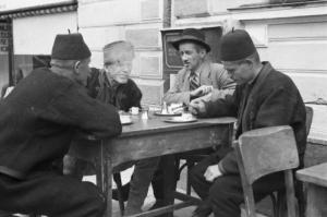 Viaggio in Jugoslavia. Yaitze: un gruppo di anziani uomini passa il tempo al tavolo di un locale pubblico