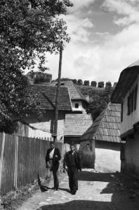 Viaggio in Jugoslavia. Yaitze: una coppia di uomini bosniaci in abito locale a passeggio per le vie della città