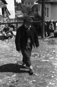 Viaggio in Jugoslavia. Yaitze: un anziano contadino bosniaco si incammina su un vicolo in salita