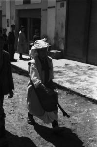 Viaggio in Jugoslavia. Yaitze: anziana donna bosniaca in abiti locali in cammino attorno alla zona del mercato