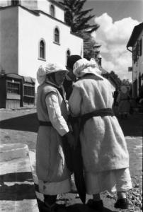 Viaggio in Jugoslavia. Yaitze: una donna in abito locale discute con due passanti nei pressi del mercato