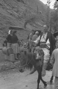 Viaggio in Jugoslavia. Yaitze - stazione ferroviaria - persone - pastore a dorso di un mulo