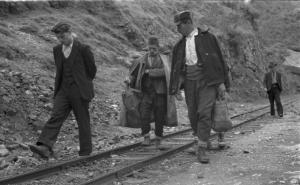 Viaggio in Jugoslavia. Yaitze - persone camminano lungo i binari del treno