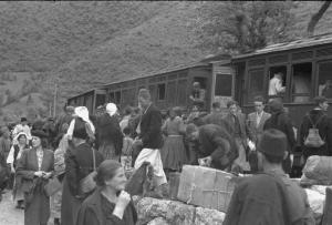 Viaggio in Jugoslavia. Yaitze - stazione ferroviaria : scorcio tra la folla in attesa di imbarcarsi sul treno