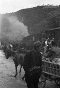 Viaggio in Jugoslavia. Yaitze - stazione ferroviaria: scorcio tra la folla durante la partenza del treno