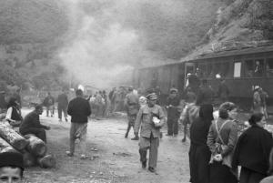 Viaggio in Jugoslavia. Yaitze - stazione ferroviaria: scorcio della folla