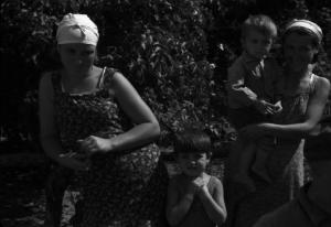 Campagna di Russia. Ucraina - dintorni di Bojedorowka [?] - ritratto di gruppo - ragazze e bambini
