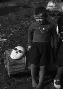 Campagna di Russia. Ucraina - ritratto femminile - bambina accanto a una maschera