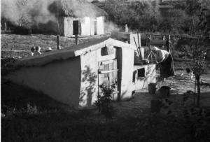 Campagna di Russia. Ucraina - Mogila Surijska [?] - insediamento rurale - donna cucina all'aperto
