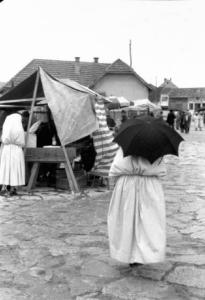 Viaggio in Jugoslavia. Banja Luka: scorcio nella zona del mercato - in primo piano, di spalle, una donna in abito locale a passeggio tra le bancarelle