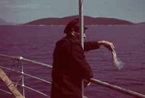 Viaggio in Jugoslavia. Da Spalato a Ragusa: un anziano passeggero saluta con il fazzoletto dal ponteggio della nave