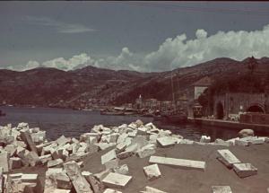 Viaggio in Jugoslavia. Dubrovnik (Ragusa): scorcio del paese nei pressi del porto - in primo piano, adagiati su un terrapieno, una serie di blocchi di cemento