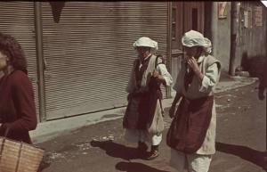 Viaggio in Jugoslavia. Mostar: scorcio in una via del centro - in primo piano una coppia di donne in abito locale
