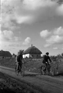 Campagna di Russia. Ucraina - Mogila Surijska [?] - uomini in bicicletta