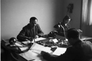 Italia Seconda Guerra Mondiale. Consolato Croato di Milano - visita del Generale Kvaternik: scorcio dell'ufficio del console con il personale al lavoro