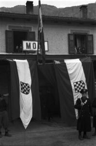 Italia Seconda Guerra Mondiale. Caserma militare di Riva del Garda - partenza della legione croata: scorcio delle bandiere croate appesa a un piccolo edificio