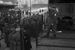 Italia Seconda Guerra Mondiale. Caserma militare di Riva del Garda - partenza della legione croata: scorcio del treno con i militari prima della partenza