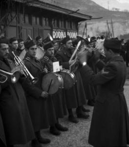 Italia Seconda Guerra Mondiale. Caserma militare di Riva del Garda. Partenza della legione croata: scorcio tra la banda prima della partenza