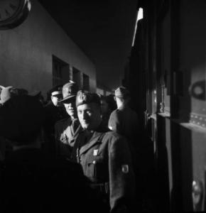 Italia Seconda Guerra Mondiale. Partenza della legione croata: scorcio del corridoio di un vagone affollato di soldati durante il tragitto