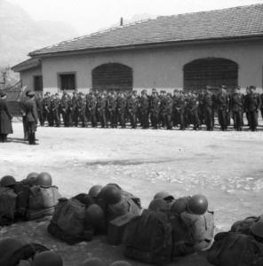 Italia Seconda Guerra Mondiale. Partenza della legione croata: campo militare di Cadine. Scorcio dell'interno del campo militare con un gruppo di soldati