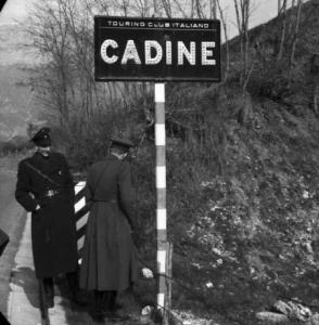 Italia Seconda Guerra Mondiale. Partenza della legione croata: campo militare di Cadine. Scorcio del campo militare con i soldati durante il picchetto