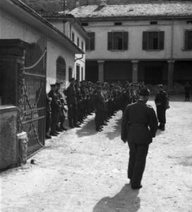 Italia Seconda Guerra Mondiale. Partenza della legione croata: campo militare di Cadine. Scorcio durante il picchetto