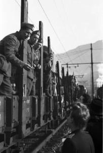 Italia Seconda Guerra Mondiale. Stazione ferroviaria di Riva del Garda: partenza della legione croata. Scorcio dei soldati sul vagone prima della partenza