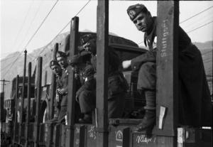 Italia Seconda Guerra Mondiale. Stazione ferroviaria di Riva del Garda: partenza della legione croata. Scorcio dei soldati sopra una carrozza prima della partenza