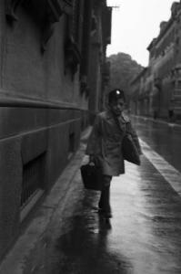 Italia Seconda Guerra Mondiale. Milano - raccolta della lana durante il regime fascista: giovane Balilla in cammino verso la scuola per le vie della città con due buste per il trasporto della lana