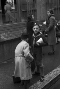 Italia Seconda Guerra Mondiale.  Milano - raccolta della lana durante il regime fascista: giovane Balilla sorpreso con la busta per il trasporto della lana in una via del quartiere
