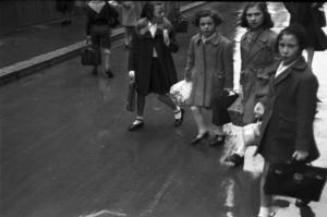 Italia Seconda Guerra Mondiale. Milano -  raccolta della lana durante il regime fascista: un gruppo di Giovani Italiane sorpreso per le vie del quartiere