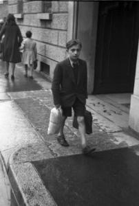 Italia Seconda Guerra Mondiale. Milano - raccolta della lana durante il regime fascista: giovane studente per le vie del quartiere con la valigia della scuola e la busta per la lana