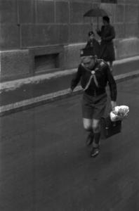 Italia Seconda Guerra Mondiale. Milano - raccolta della lana durante il regime fascista: giovane studente con la borsa della scuola e la busta per la lana sorpreso in una via del quartiere