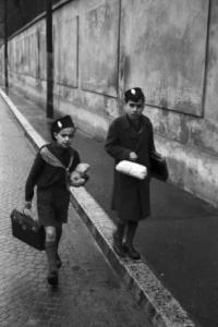 Italia Seconda Guerra Mondiale. Milano  - raccolta della lana durante il regime fascista: coppia di giovani Balilla sorpresi per una via del quartiere durante il tragitto che li porta a scuola