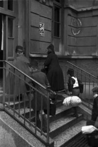 Italia Seconda Guerra Mondiale. Milano - raccolta della lana durante il regime fascista: gruppo di giovani studenti si appresta ad entrare con la lana nella scuola, sede della raccolta
