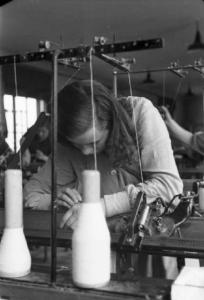 Produzione di maglieria d'angora - lavorazione della lana - filatura - operaie