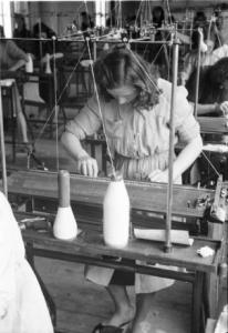 Produzione di maglieria d'angora - lavorazione della lana - filatura - operaie