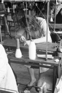 Produzione di maglieria d'angora - lavorazione della lana - filatura - operaia