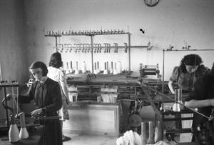 Produzione di maglieria d'angora - filatura della lana - operaie
